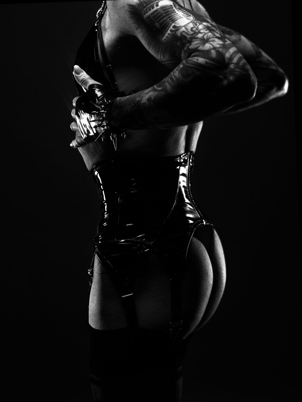 Rückansicht in Latex-Corsage und Nylonstrümpfen – sinnliche Fetisch-Fotografie in Schwarzweiß aus Düsseldorf