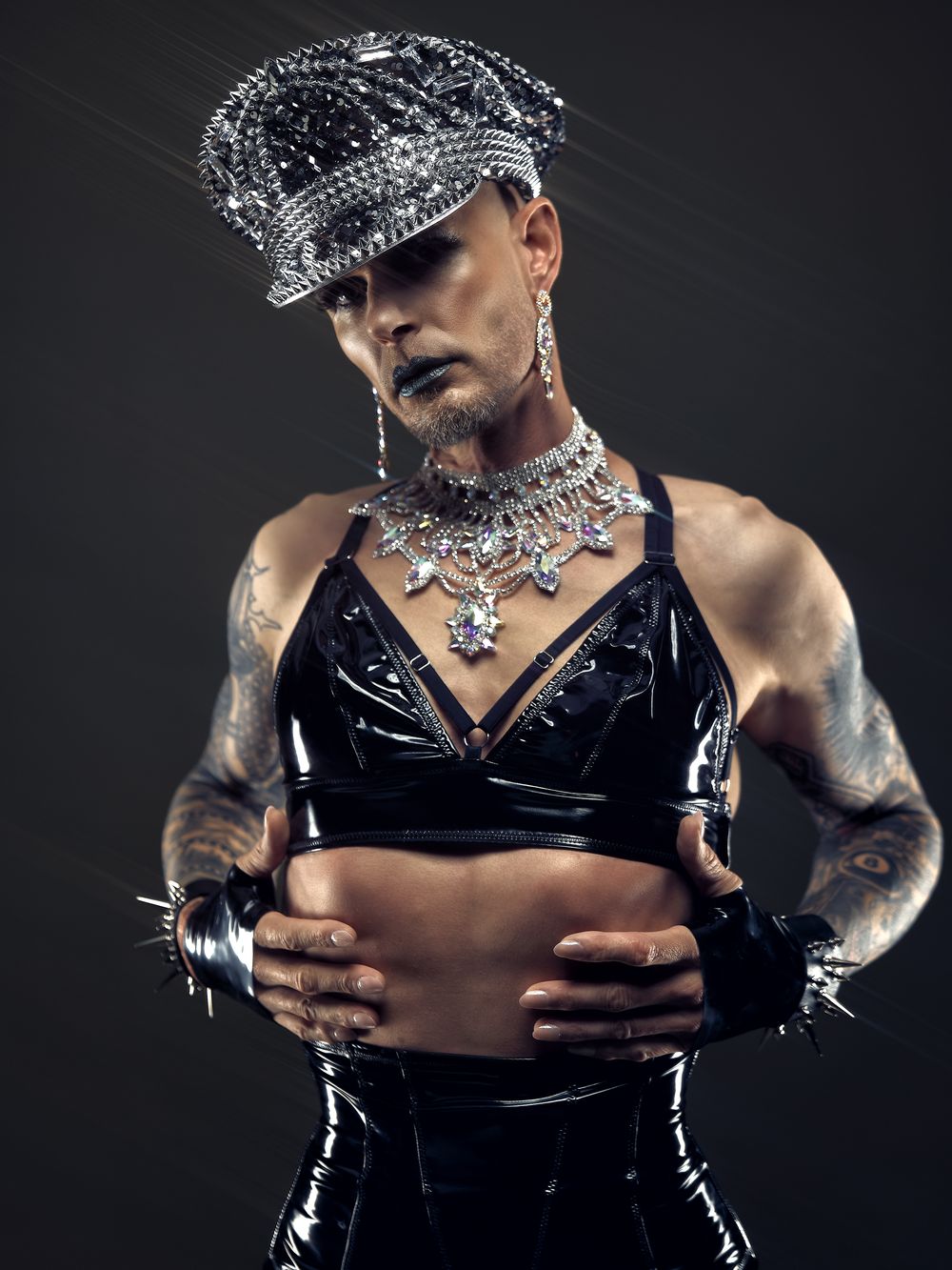 Glamouröses Fetischporträt mit funkelnder Mütze und Statement-Schmuck – queer-freundliche Fotografie in Düsseldorf und Köln