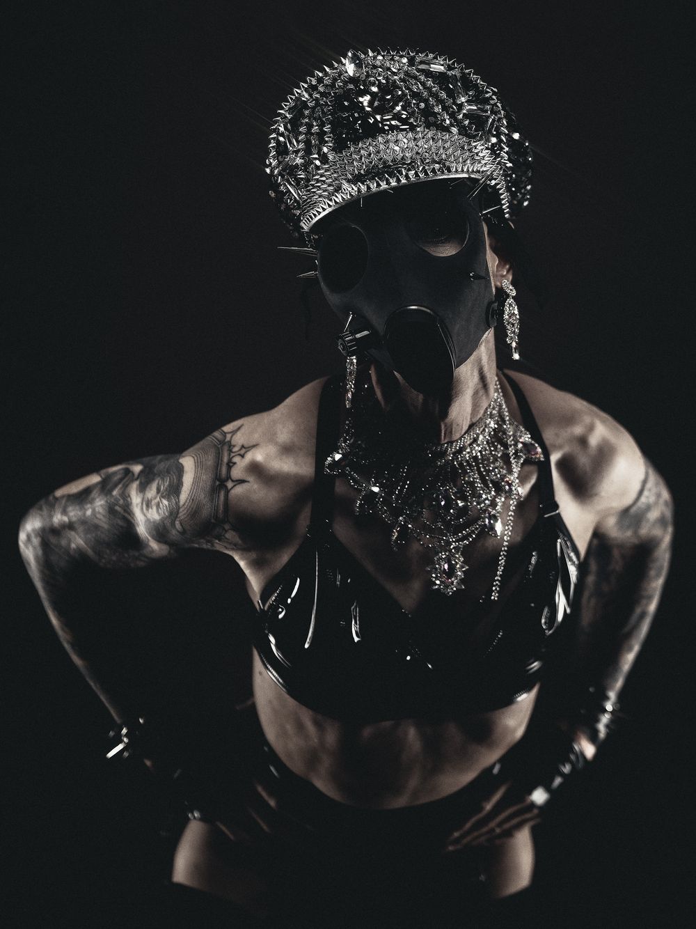 Düstere Fetischfotografie mit Gasmaske und Military-Glam – künstlerisches Fotoshooting Düsseldorf